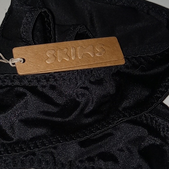 SKIMS-Fits EveryBody " PICOT TRIM TANGA" - Picture 5 of 5